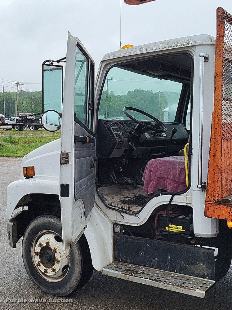 image for item LR9245 2000 Freightliner FL60  flatbed truck