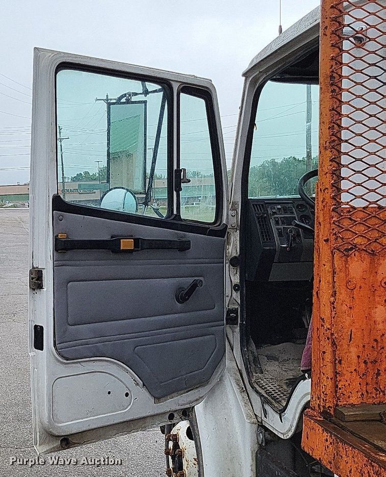 image for item LR9245 2000 Freightliner FL60  flatbed truck