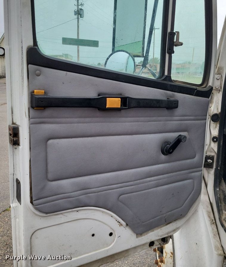 image for item LR9245 2000 Freightliner FL60  flatbed truck