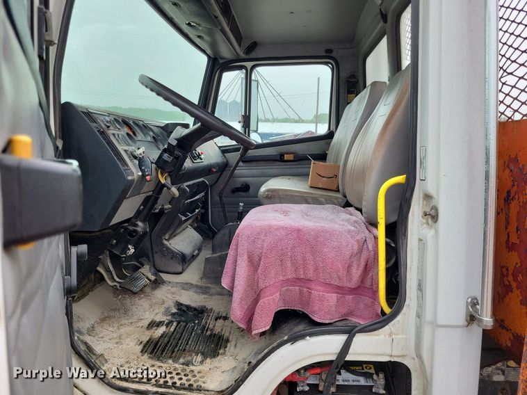 image for item LR9245 2000 Freightliner FL60  flatbed truck