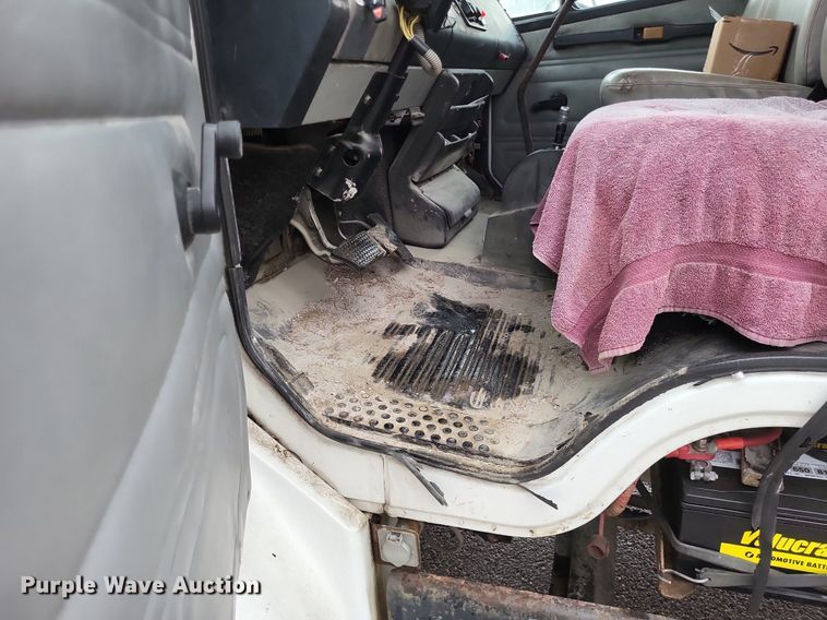 image for item LR9245 2000 Freightliner FL60  flatbed truck