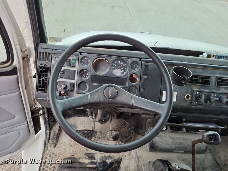 image for item LR9245 2000 Freightliner FL60  flatbed truck