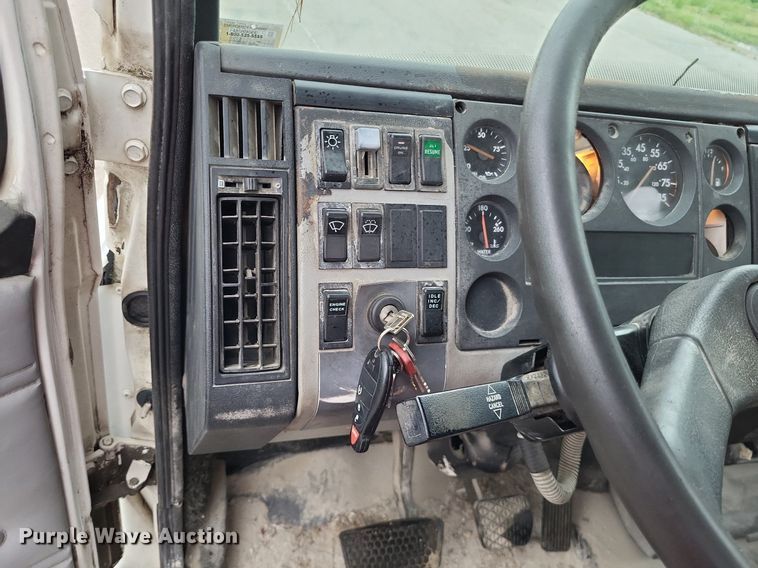 image for item LR9245 2000 Freightliner FL60  flatbed truck