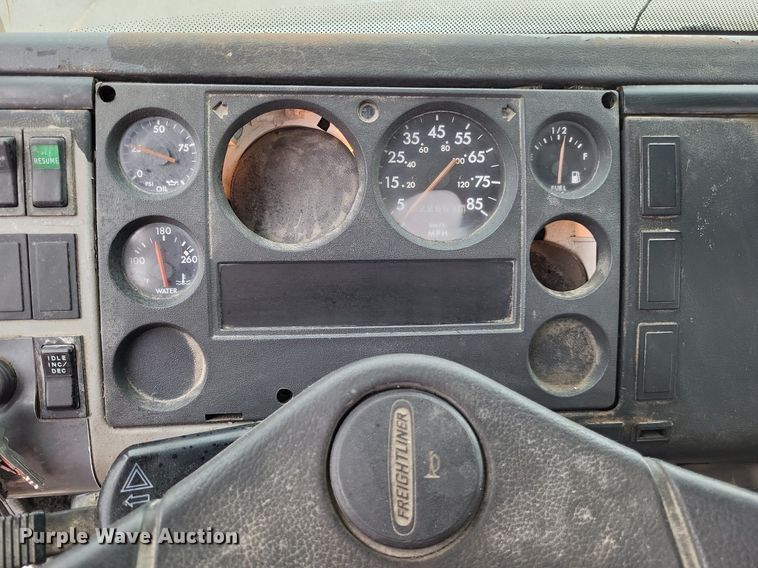 image for item LR9245 2000 Freightliner FL60  flatbed truck