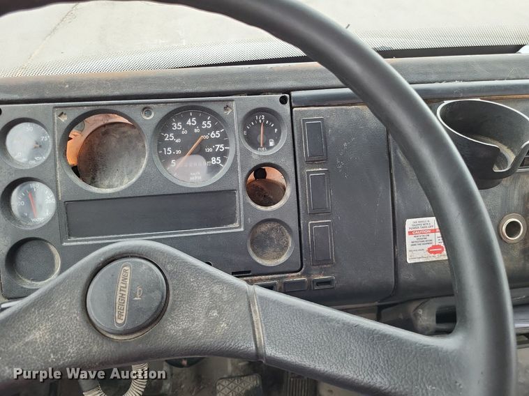 image for item LR9245 2000 Freightliner FL60  flatbed truck