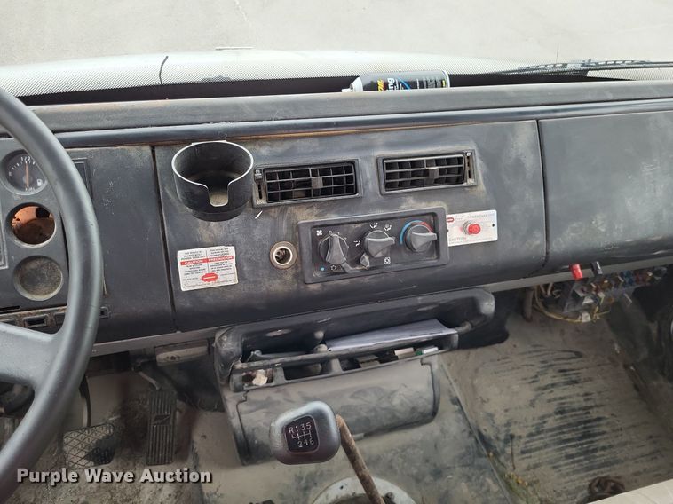 image for item LR9245 2000 Freightliner FL60  flatbed truck