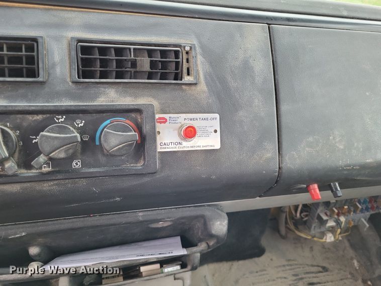 image for item LR9245 2000 Freightliner FL60  flatbed truck