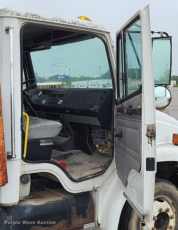 image for item LR9245 2000 Freightliner FL60  flatbed truck