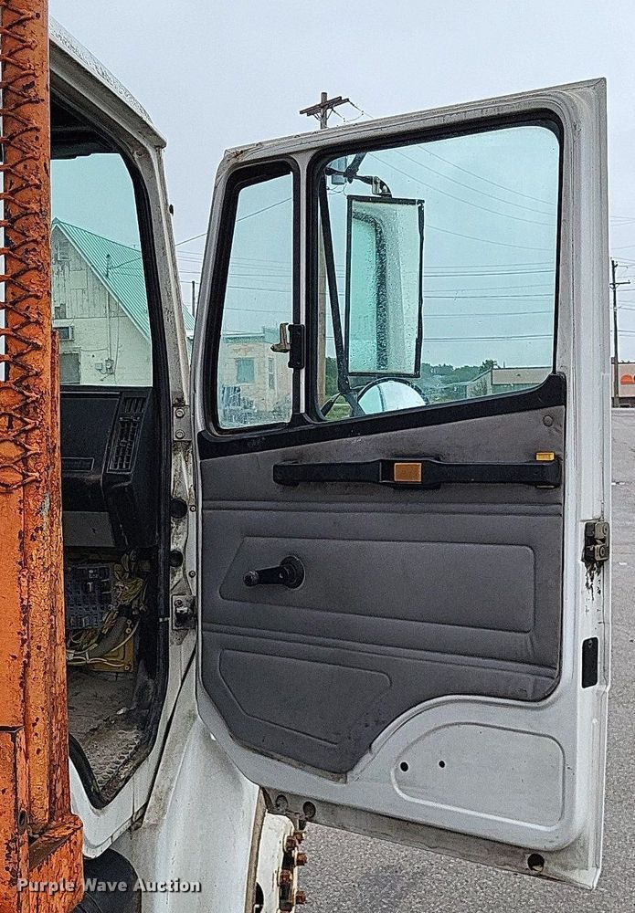 image for item LR9245 2000 Freightliner FL60  flatbed truck