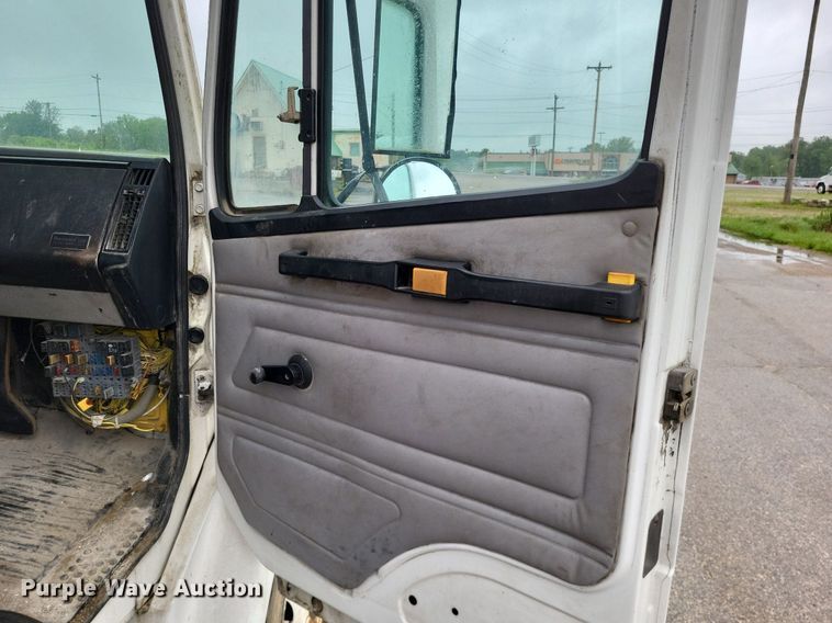 image for item LR9245 2000 Freightliner FL60  flatbed truck