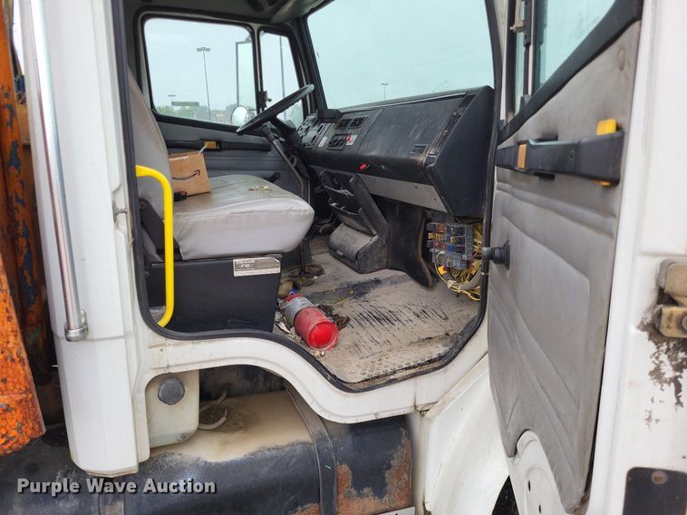 image for item LR9245 2000 Freightliner FL60  flatbed truck