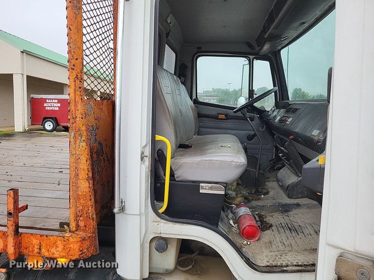 image for item LR9245 2000 Freightliner FL60  flatbed truck