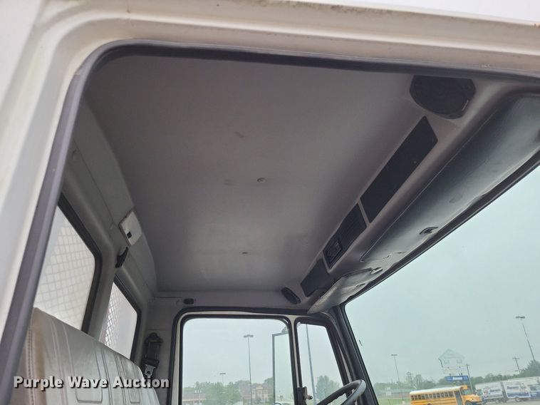 image for item LR9245 2000 Freightliner FL60  flatbed truck