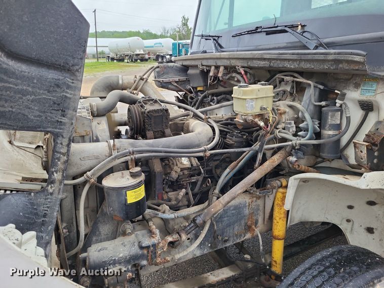 image for item LR9245 2000 Freightliner FL60  flatbed truck