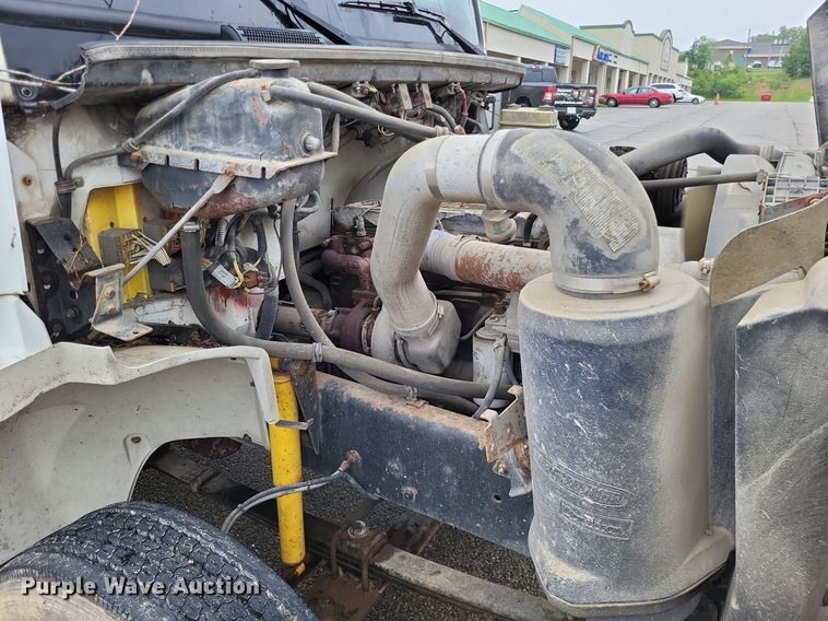 image for item LR9245 2000 Freightliner FL60  flatbed truck