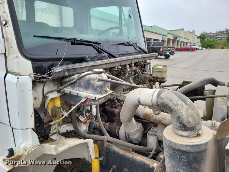 image for item LR9245 2000 Freightliner FL60  flatbed truck