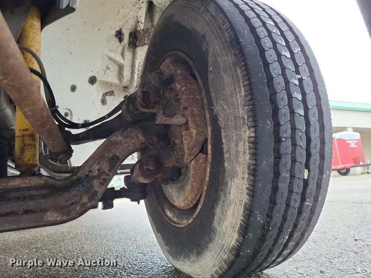 image for item LR9245 2000 Freightliner FL60  flatbed truck