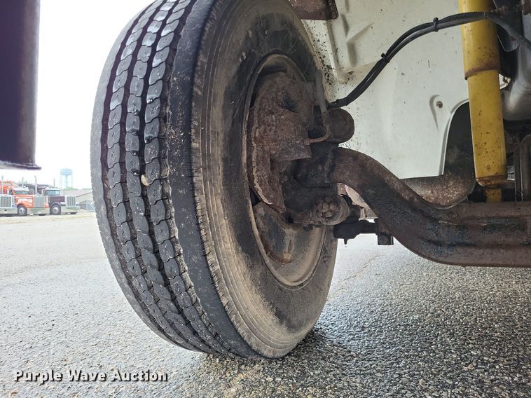 image for item LR9245 2000 Freightliner FL60  flatbed truck