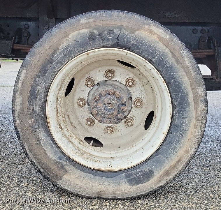 image for item LR9245 2000 Freightliner FL60  flatbed truck