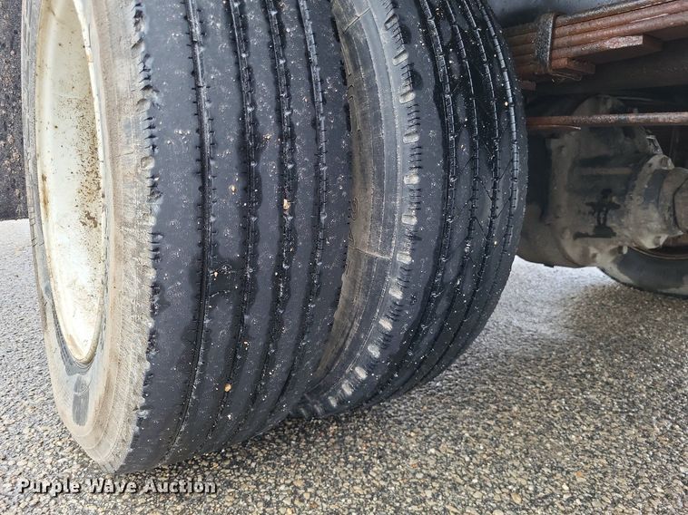 image for item LR9245 2000 Freightliner FL60  flatbed truck