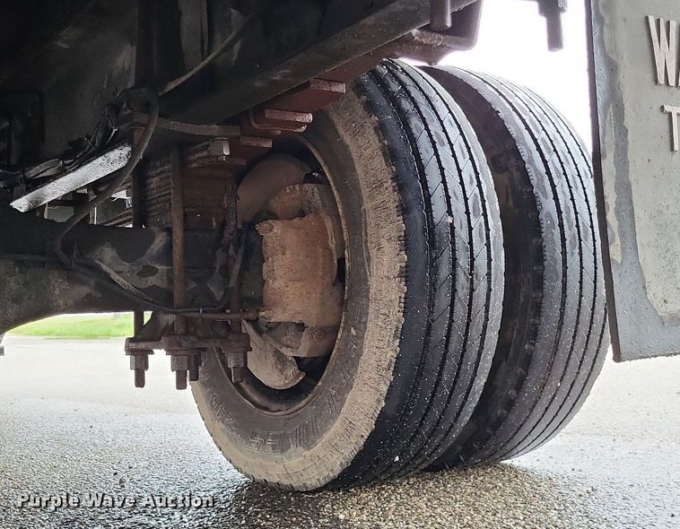 image for item LR9245 2000 Freightliner FL60  flatbed truck