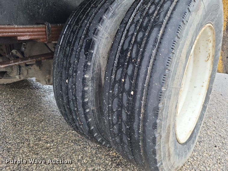 image for item LR9245 2000 Freightliner FL60  flatbed truck