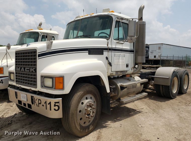 image for item LT9738 2002 Mack CH613  semi truck