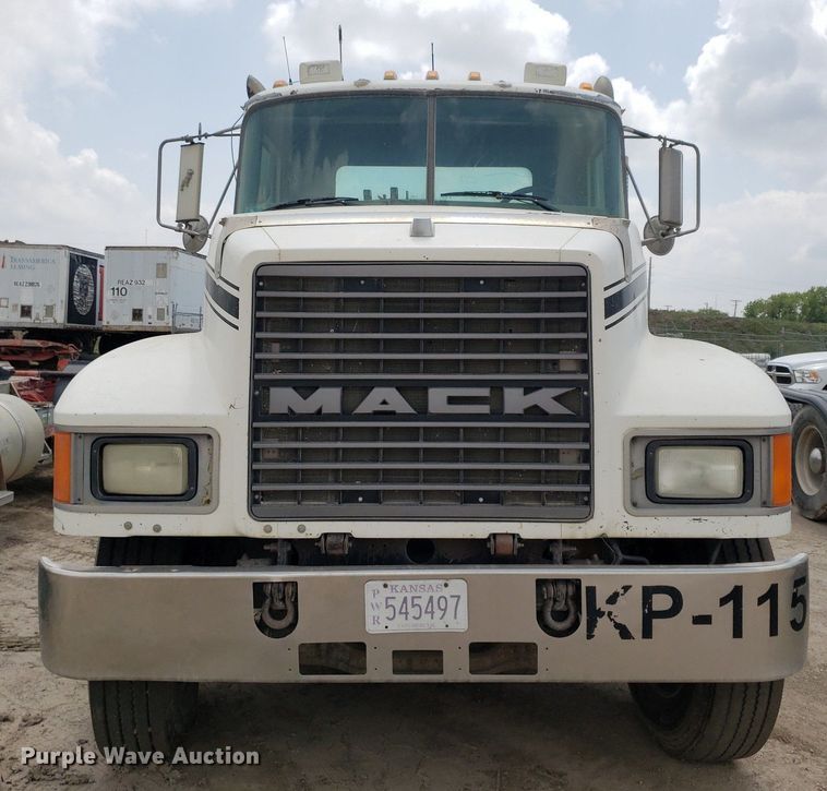 image for item LT9738 2002 Mack CH613  semi truck