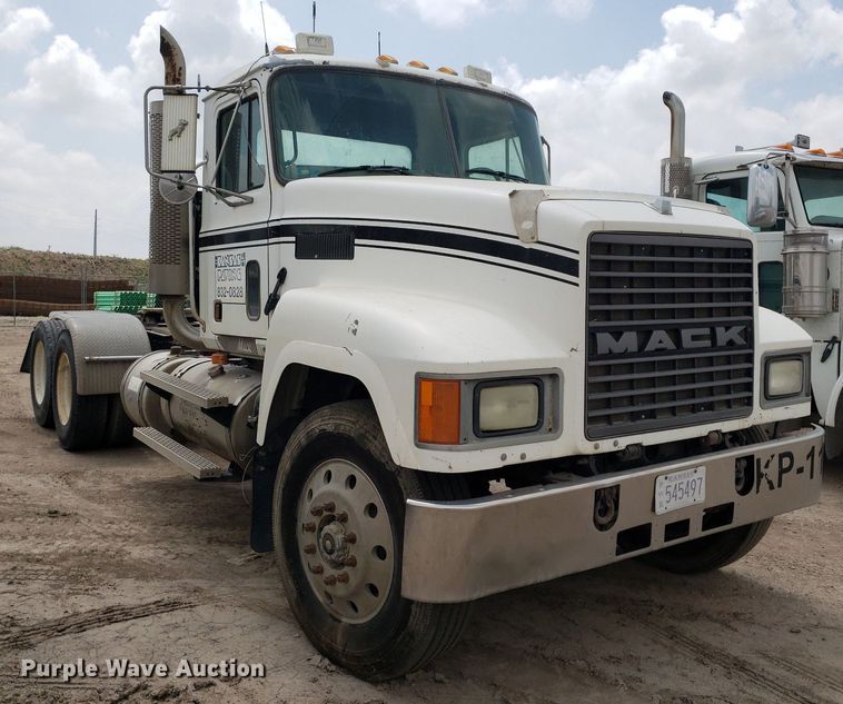 image for item LT9738 2002 Mack CH613  semi truck