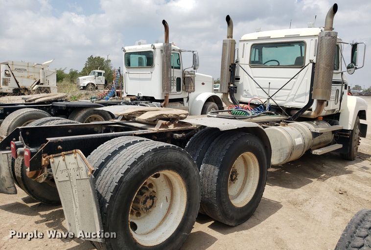 image for item LT9738 2002 Mack CH613  semi truck