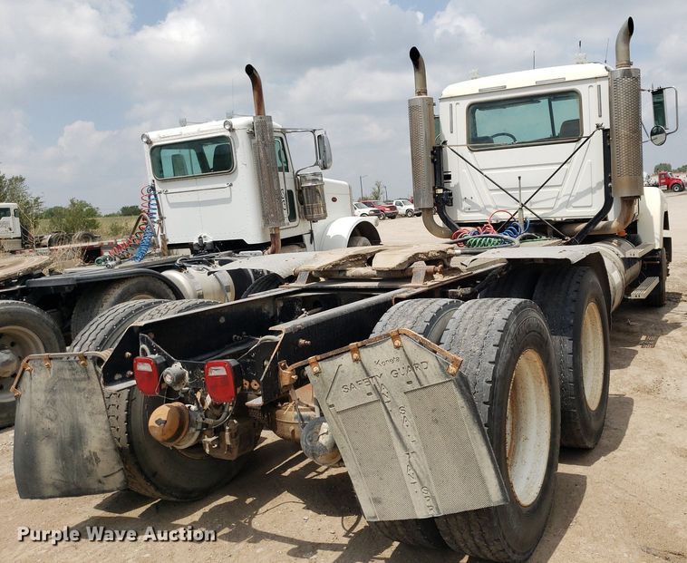 image for item LT9738 2002 Mack CH613  semi truck