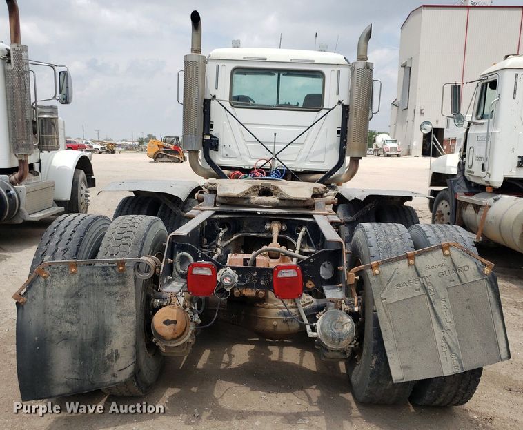 image for item LT9738 2002 Mack CH613  semi truck