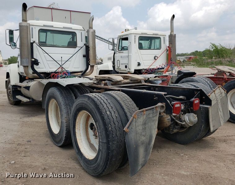 image for item LT9738 2002 Mack CH613  semi truck