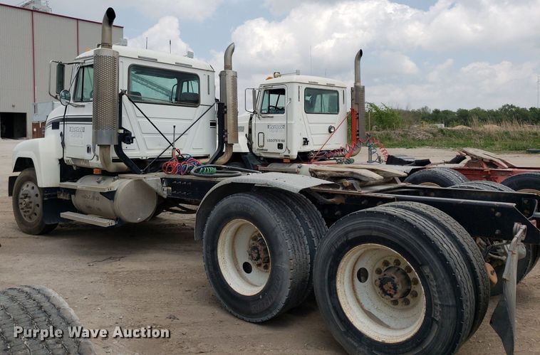 image for item LT9738 2002 Mack CH613  semi truck