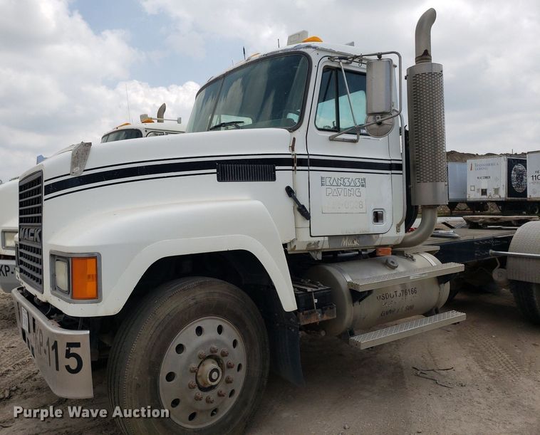 image for item LT9738 2002 Mack CH613  semi truck