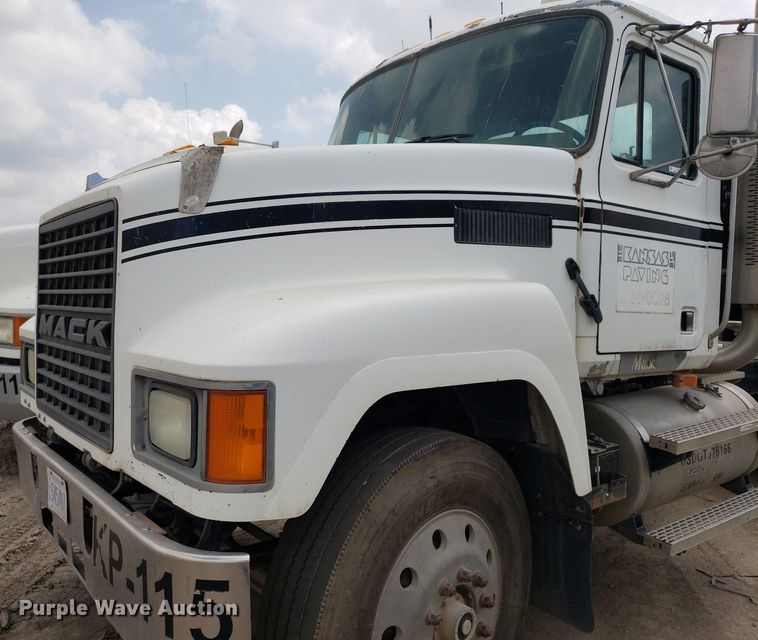 image for item LT9738 2002 Mack CH613  semi truck