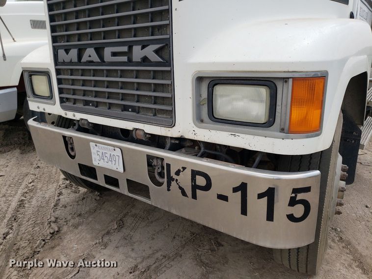image for item LT9738 2002 Mack CH613  semi truck