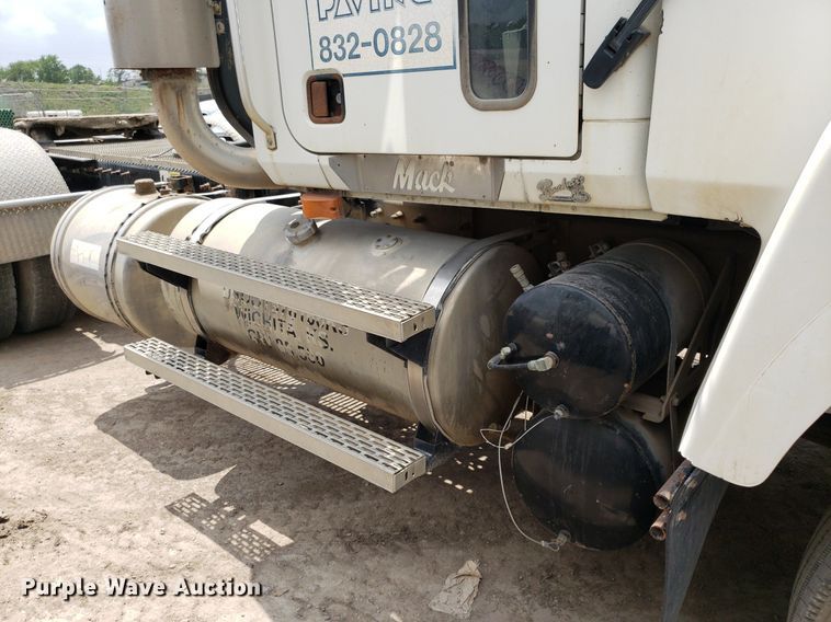 image for item LT9738 2002 Mack CH613  semi truck