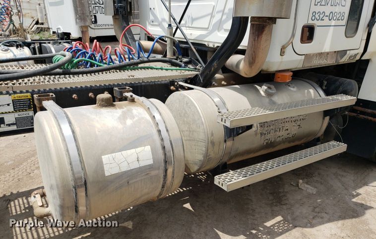 image for item LT9738 2002 Mack CH613  semi truck