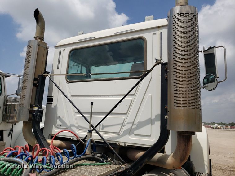 image for item LT9738 2002 Mack CH613  semi truck