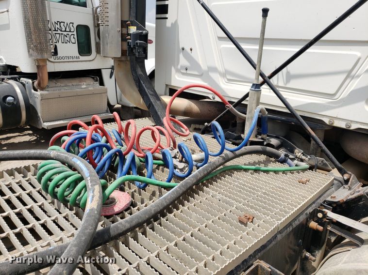 image for item LT9738 2002 Mack CH613  semi truck