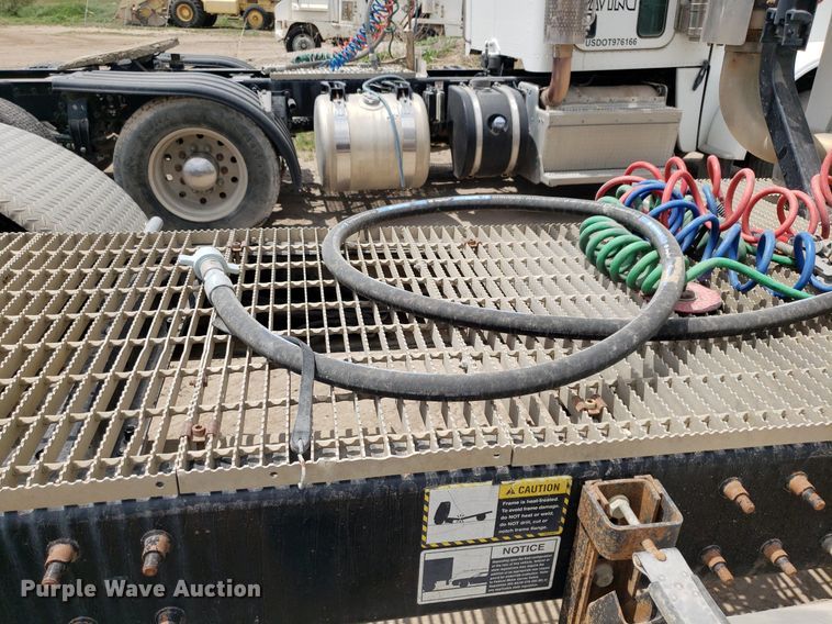 image for item LT9738 2002 Mack CH613  semi truck