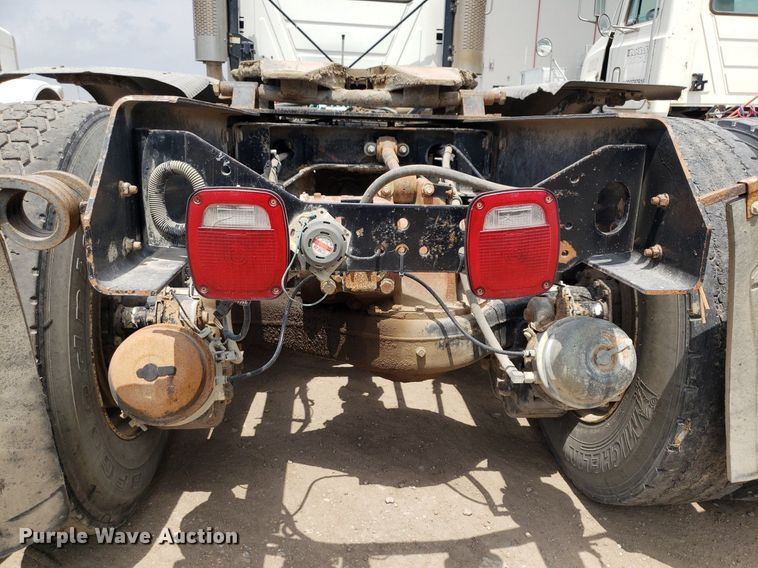 image for item LT9738 2002 Mack CH613  semi truck