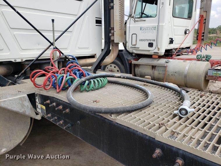 image for item LT9738 2002 Mack CH613  semi truck