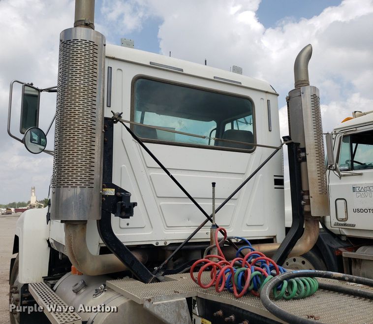 image for item LT9738 2002 Mack CH613  semi truck