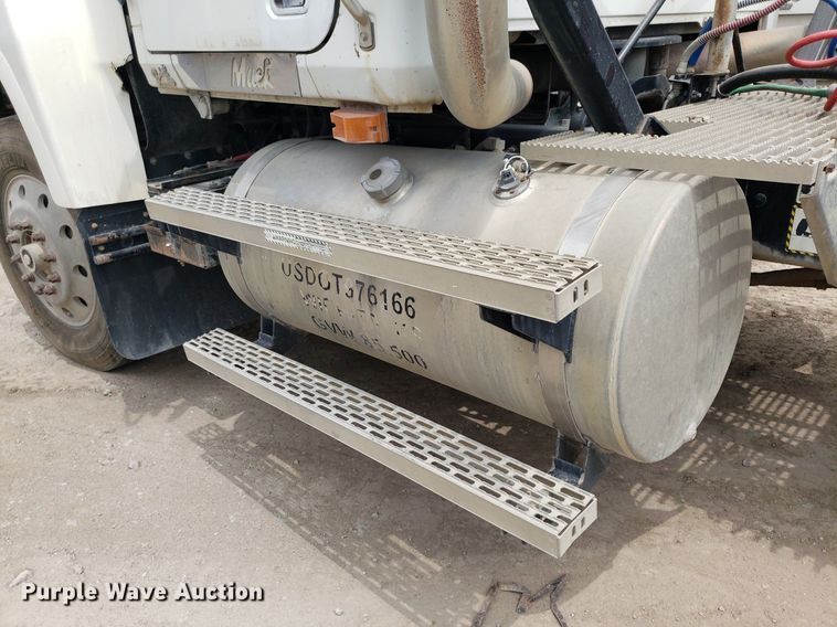 image for item LT9738 2002 Mack CH613  semi truck