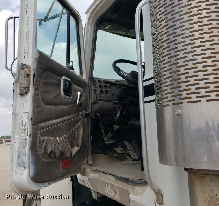 image for item LT9738 2002 Mack CH613  semi truck