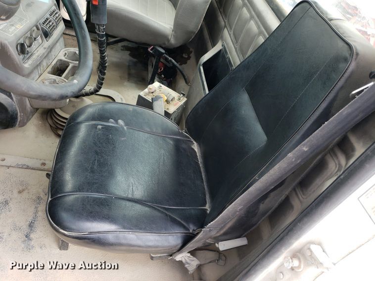 image for item LT9738 2002 Mack CH613  semi truck