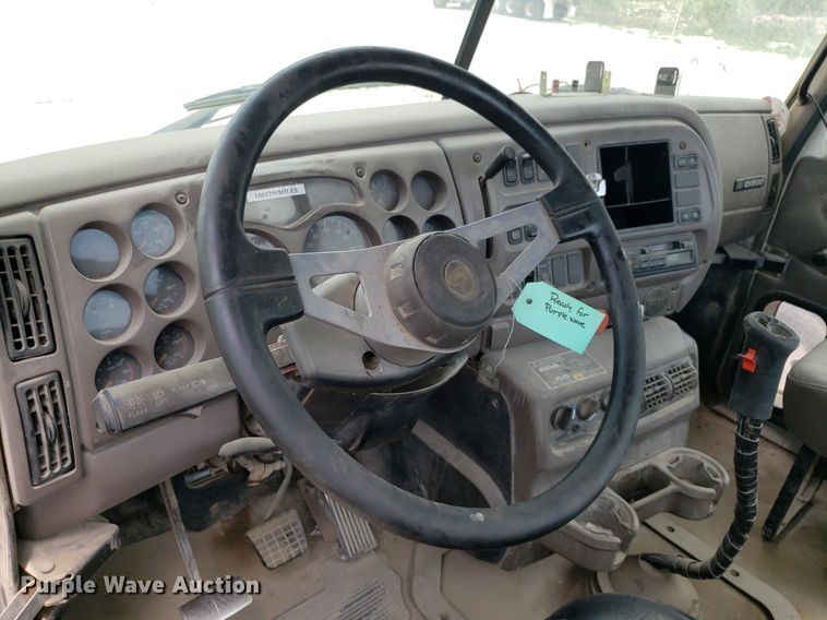 image for item LT9738 2002 Mack CH613  semi truck