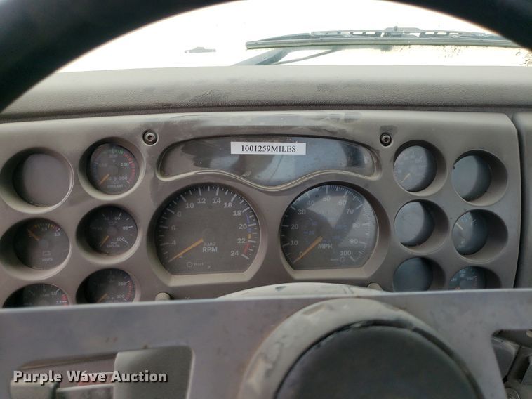 image for item LT9738 2002 Mack CH613  semi truck